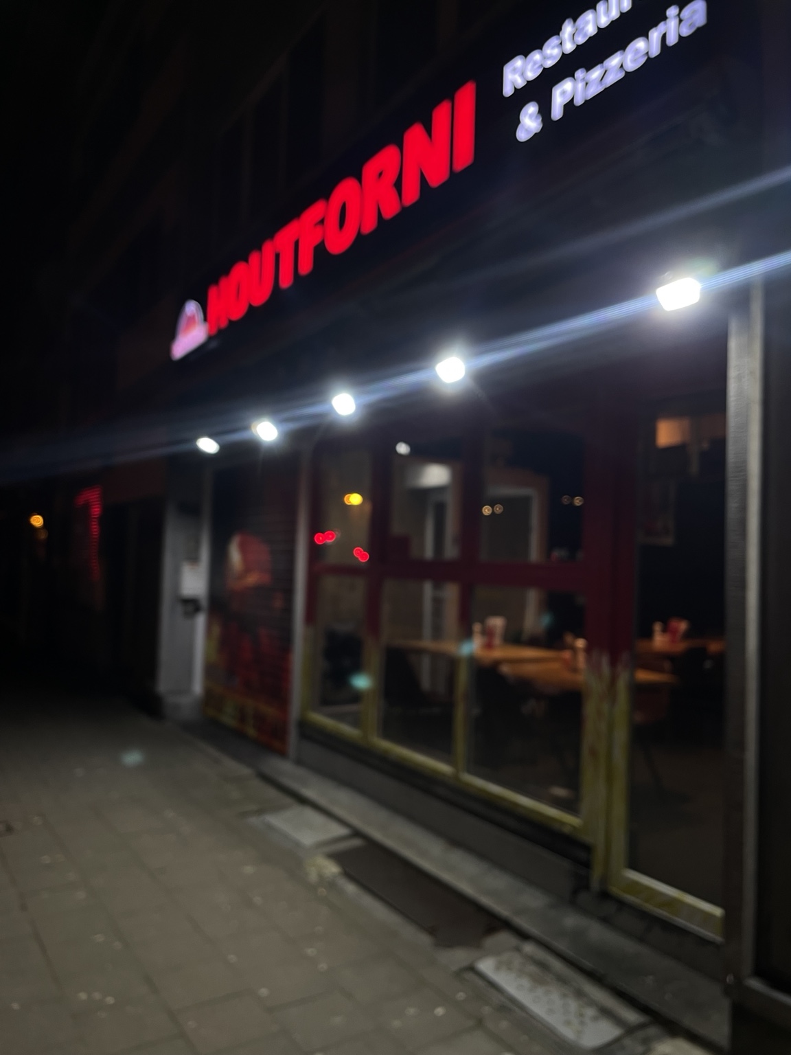 De voorgevel van Houtforni in Borgerhout